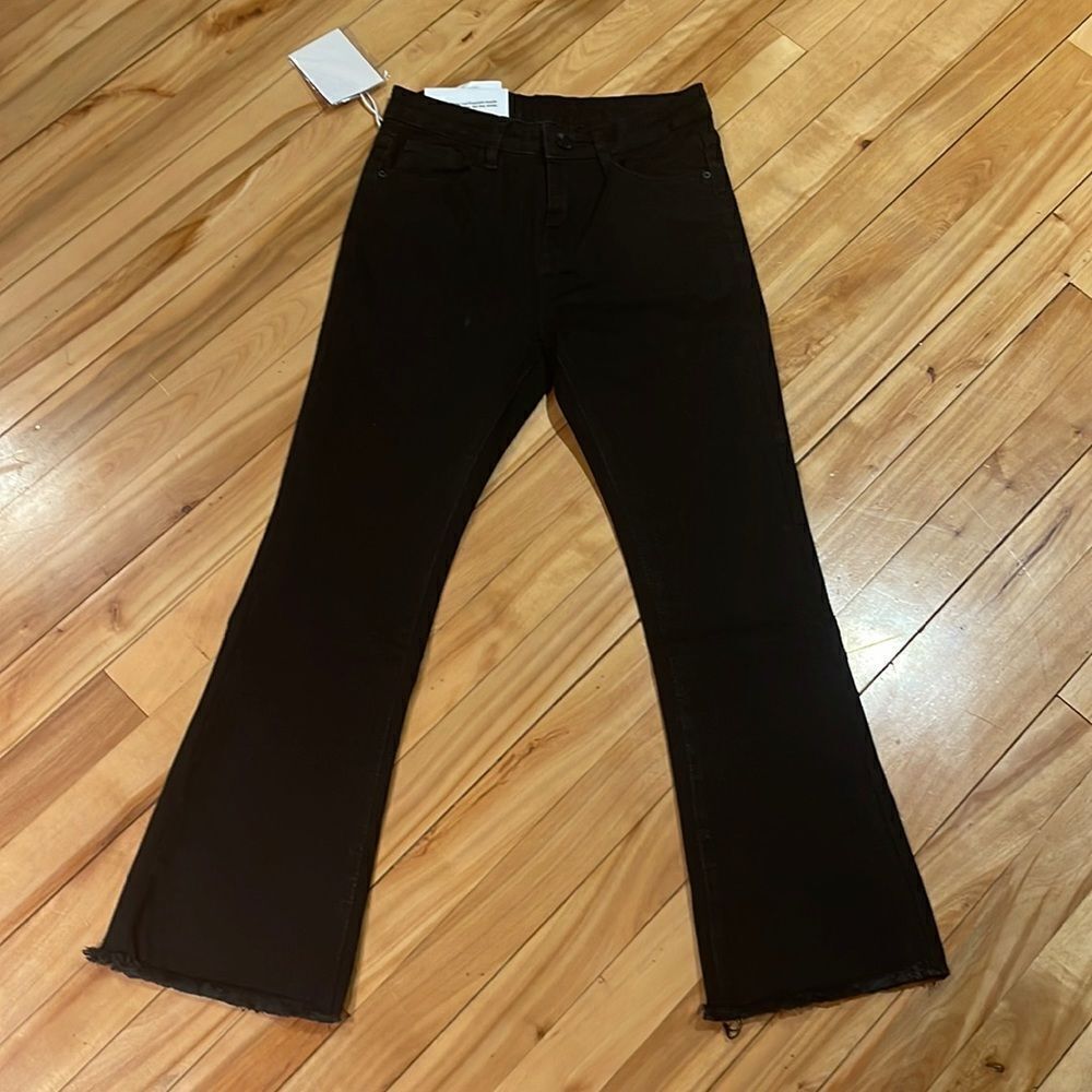 Sunnistudio stretch black cropped raw hem 5-pocket jeans. Size 26. NWT. Size 26.